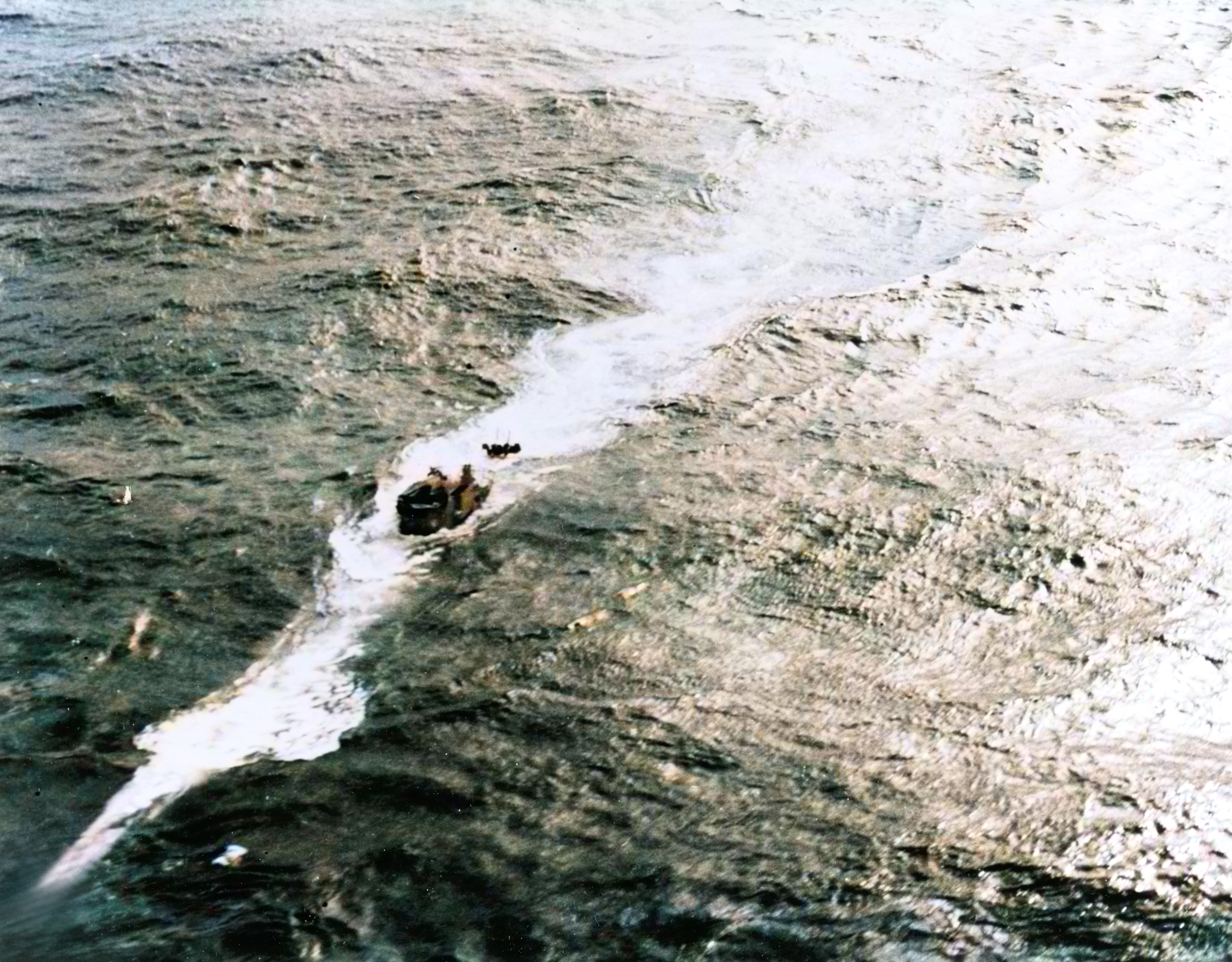 Asisbiz Sinking of German submarine U-172 apparently surfacing to fight it out with USN destroyers 13th Dec 1943 80 G 208207