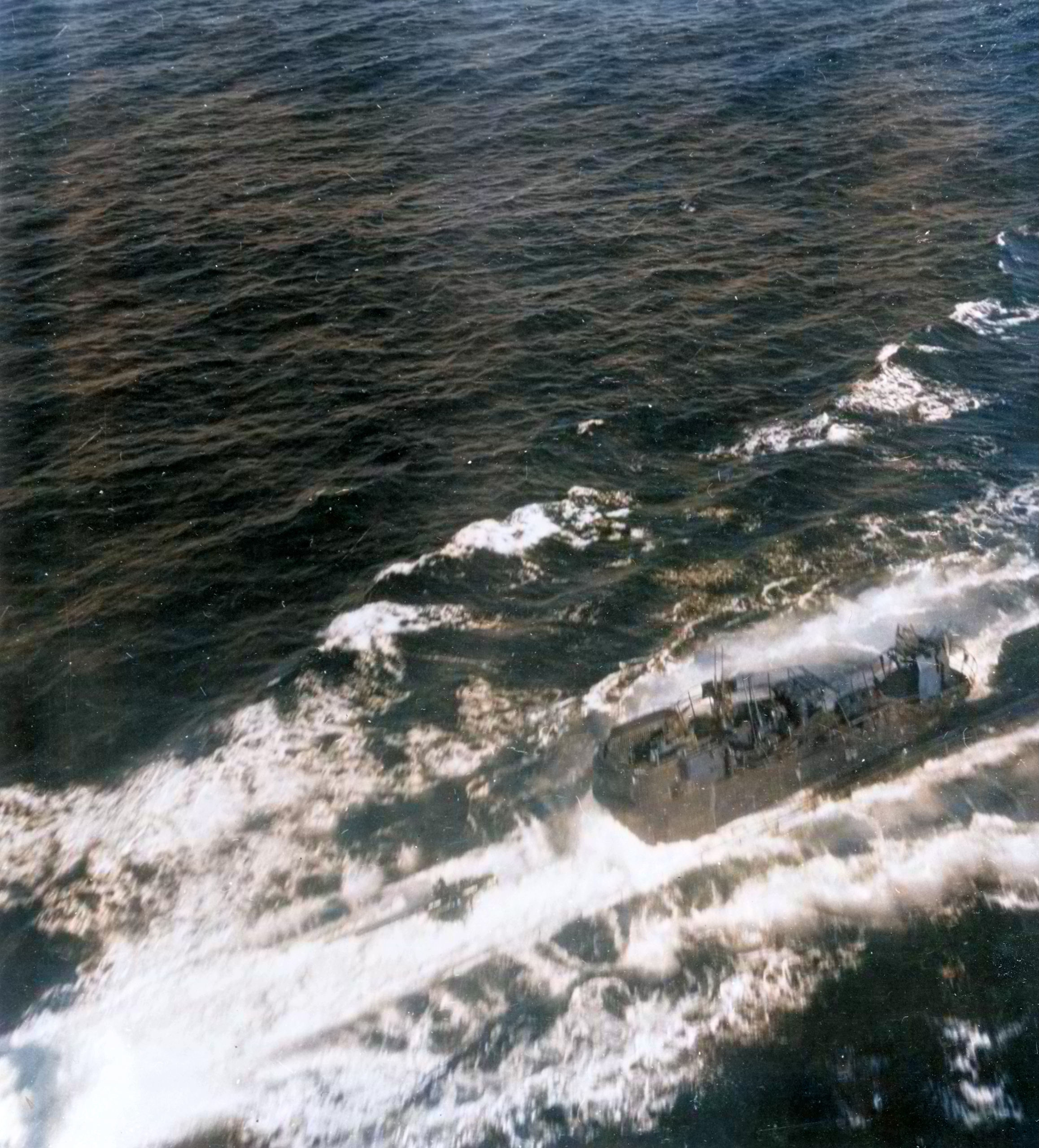 Asisbiz Sinking of German submarine U-850 under attack by a USS Bogue (CVE-9) North Atlantic Ocean 20th Dec 1943 80 G 209584