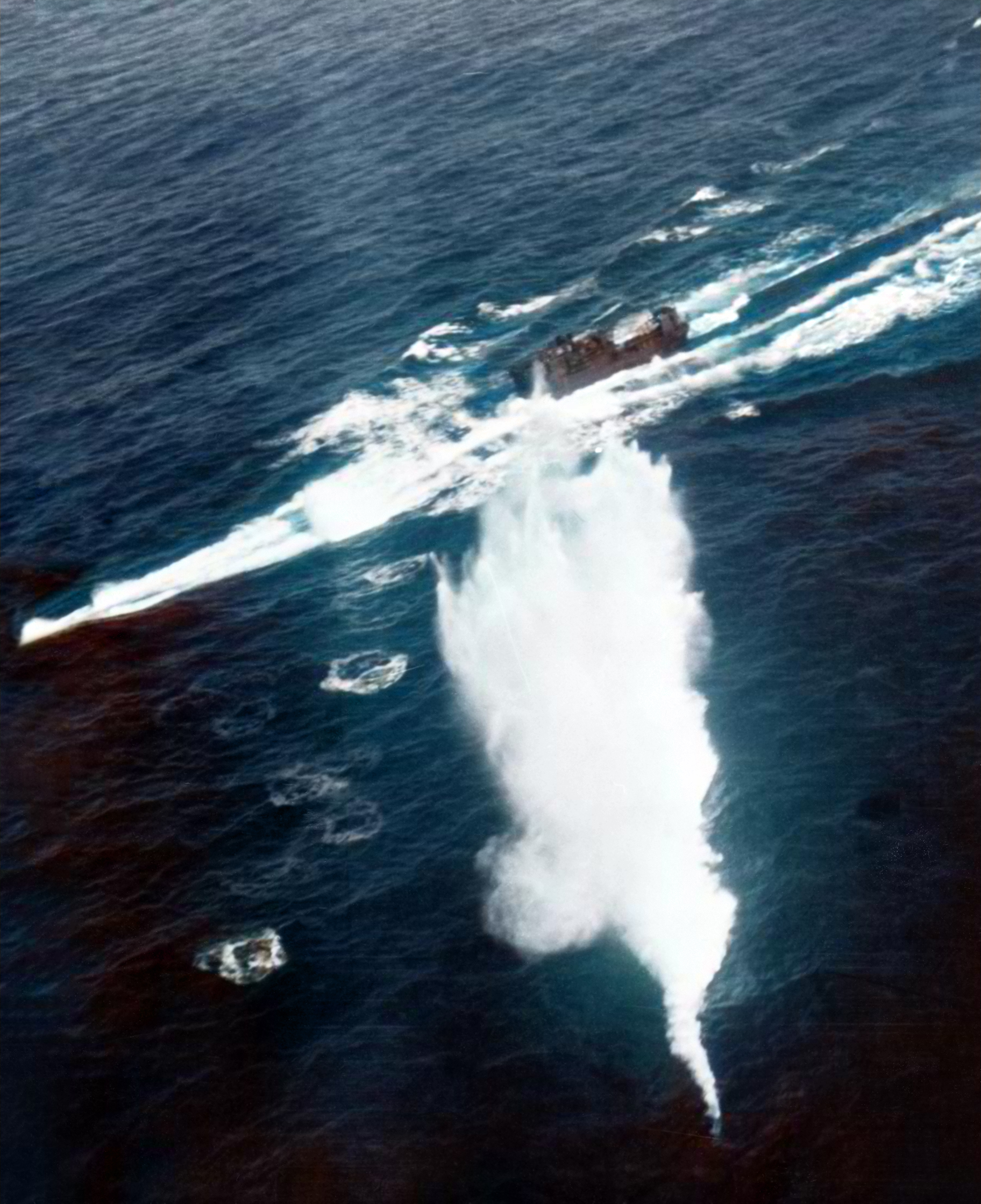Asisbiz Sinking of German submarine U-850 under attack by a USS Bogue (CVE-9) North Atlantic Ocean 20th Dec 1943 80 G 209585