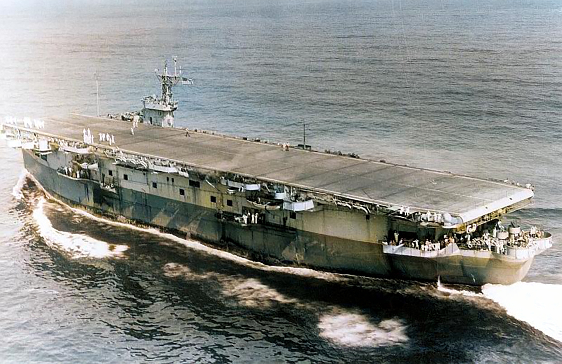 Asisbiz USS Bogue (CVE-9) during a shakedown cruise 01