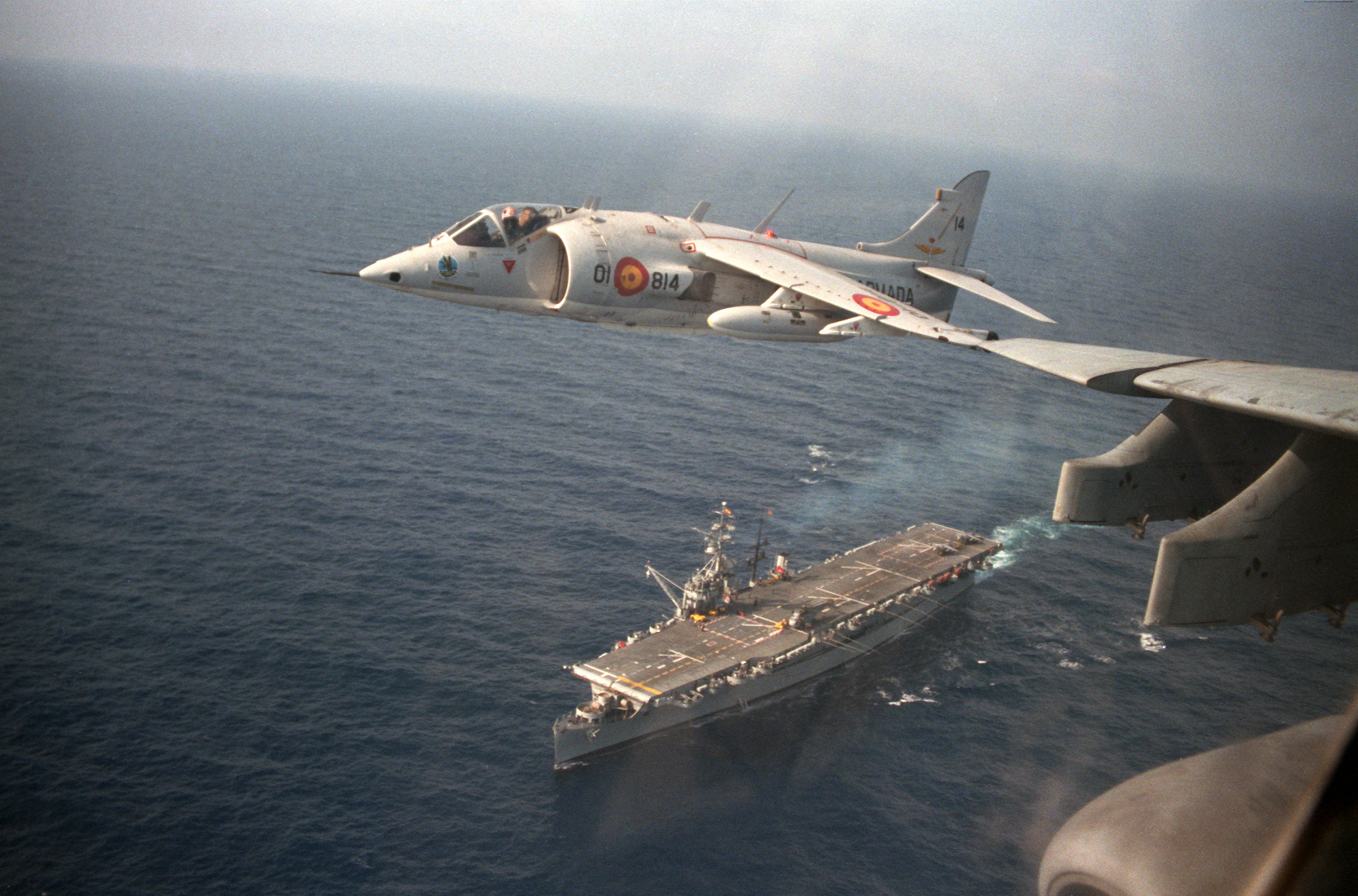 Asisbiz Hawker Siddeley AV 8S Matador flys over Spanish aircraft carrier Dedalo (R01) in the Mediterranean Sea 1st June 1988
