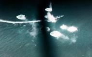 Asisbiz Japanese destroyer under attack off Southern Mindoro Battle of Leyte Gulf on 26th Oct 1944 80 G 272513