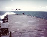 Asisbiz USS Cowpens (CVL 25) TBM Avenger landing on board during the Marshalls Gilberts raids Nov Dec 1943 80 G K 13718