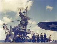 Asisbiz USS Cowpens (CVL 25) flight deck and bridge with Grumman F6F 3 Hellcats lined up 1943 80 GK 527