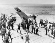 Asisbiz USS Enterprise (CV 6) F6F 3 Hellcat VF 2 pilot BM Johnson escaped injury after landing mishap 10th Nov 1943 80 G 205474
