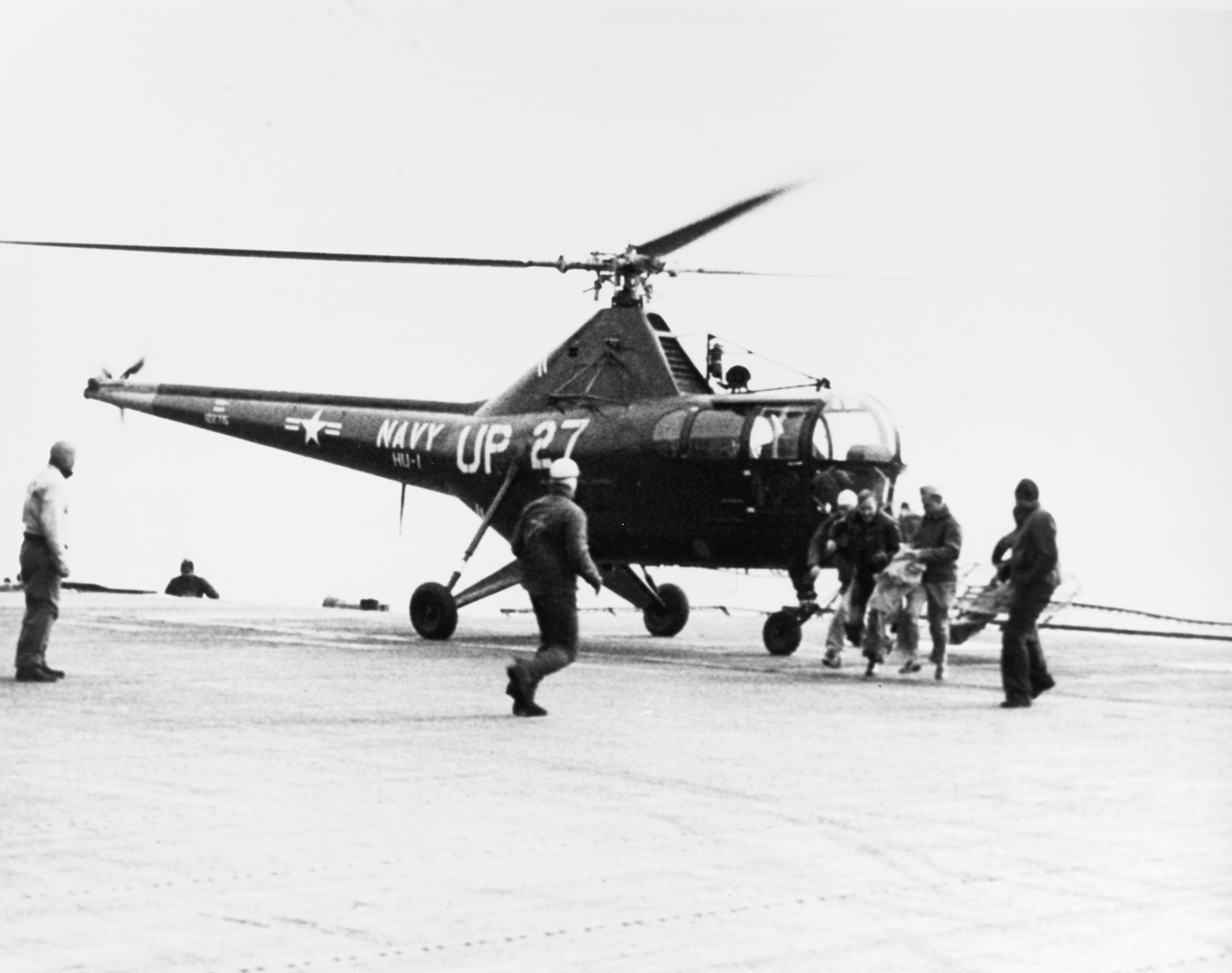 Sikorsky HO3S 1 helicopter HU 1 UP27 BulNo 122715 returns after rescuing sortie off the coast of Korea 27th Jan 1951 80 G 439847