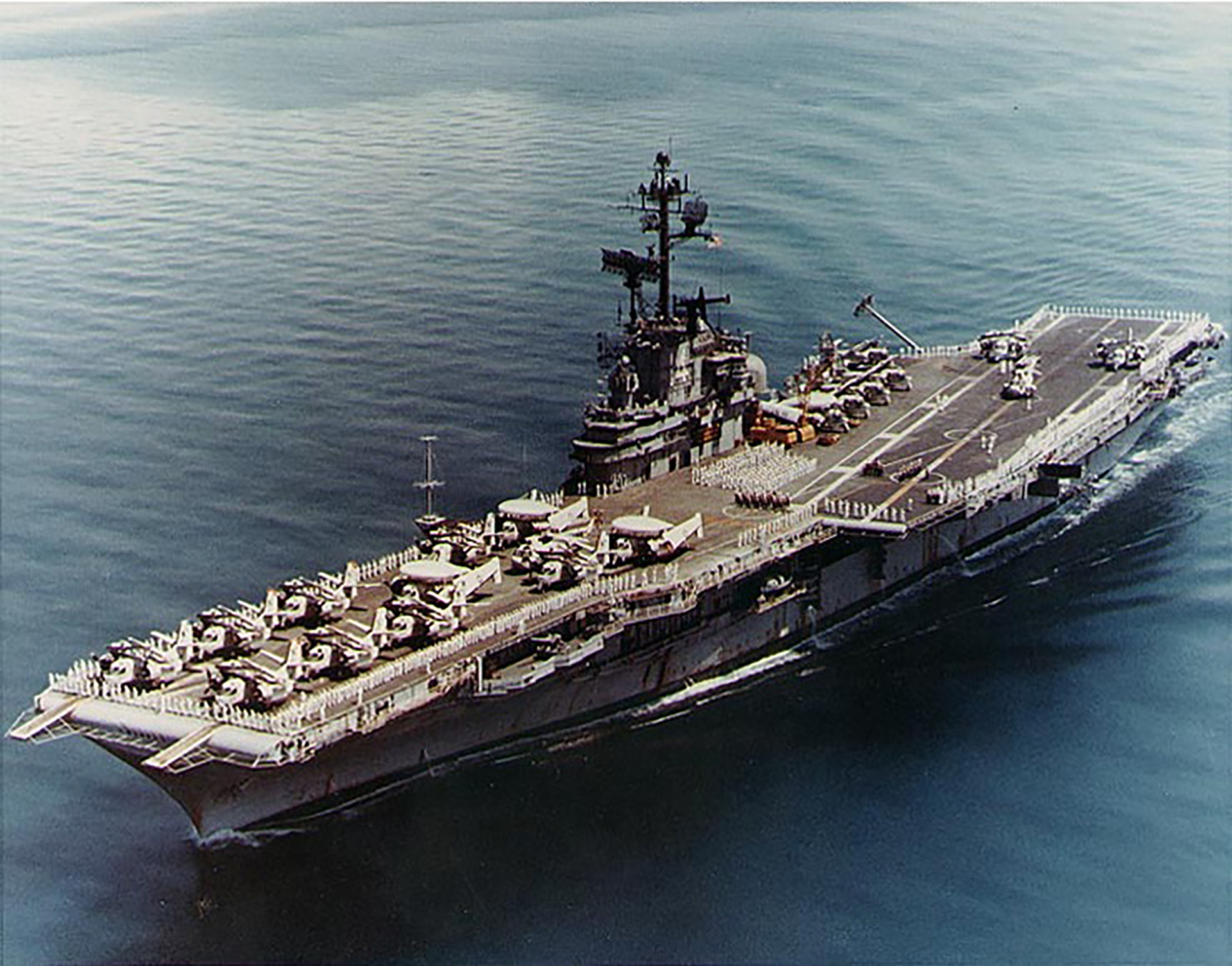 Asisbiz USS Ticonderoga (CVS 14) passing through Sunds Strait on 24 April 1971 01